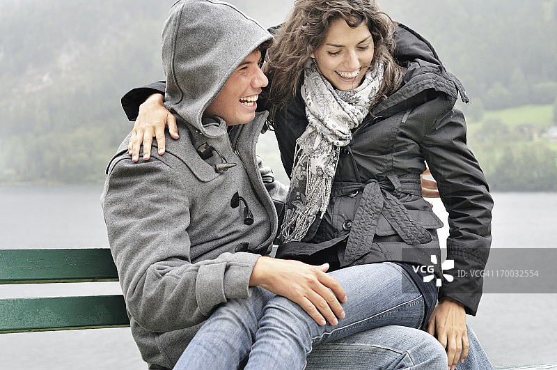 雨中快乐的夫妇图片素材