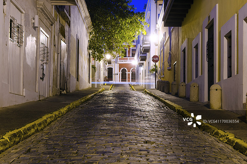 夜晚波多黎各旧圣胡安的街道图片素材