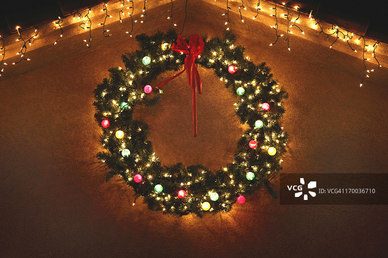 屋顶圣诞花环图片素材