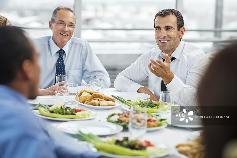 商务人士享用商务午餐图片素材