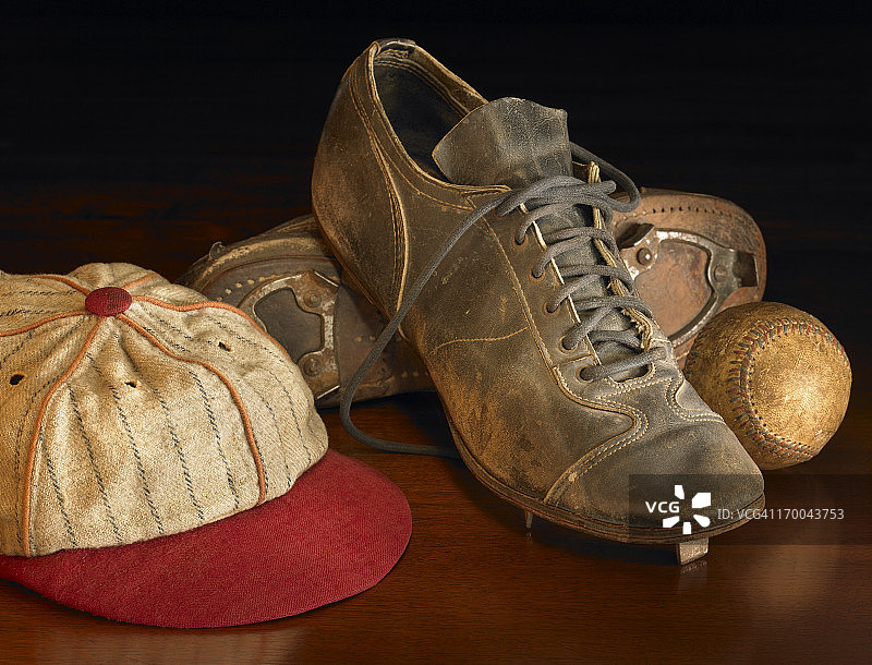 木质背景上的古董棒球物品图片素材