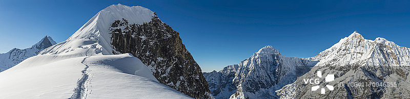 尼泊尔安娜普尔纳峰登山者图片素材