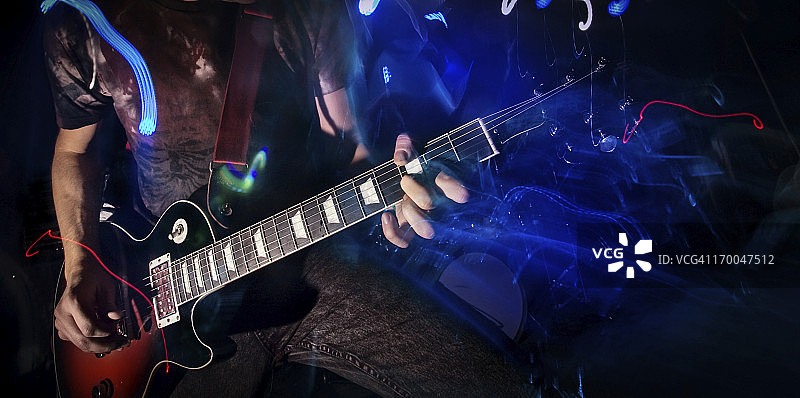 弹吉他的吉他手图片素材