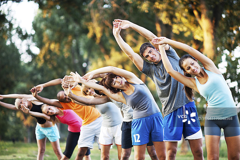 一群人在做伸展运动图片素材