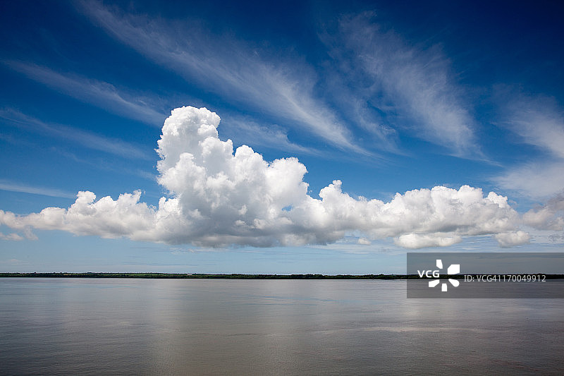 瓜亚斯河蓝色天空中的白色云朵图片素材