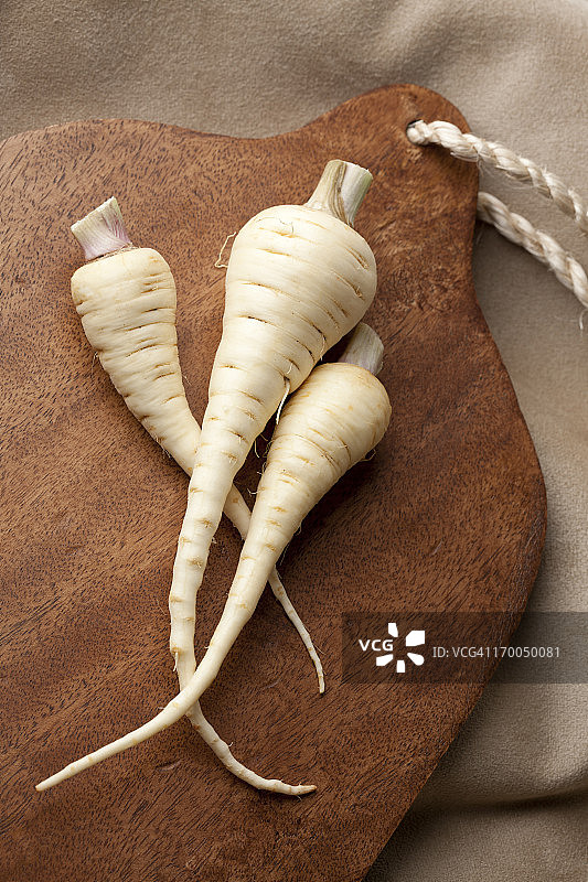 木制砧板上的新鲜欧洲防风草图片素材