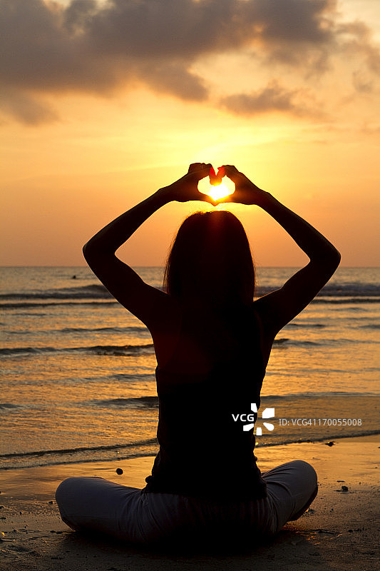 海滩瑜伽之心图片素材