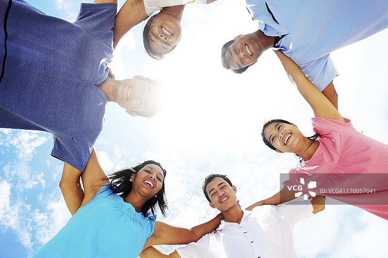 拥抱和微笑的人群图片素材