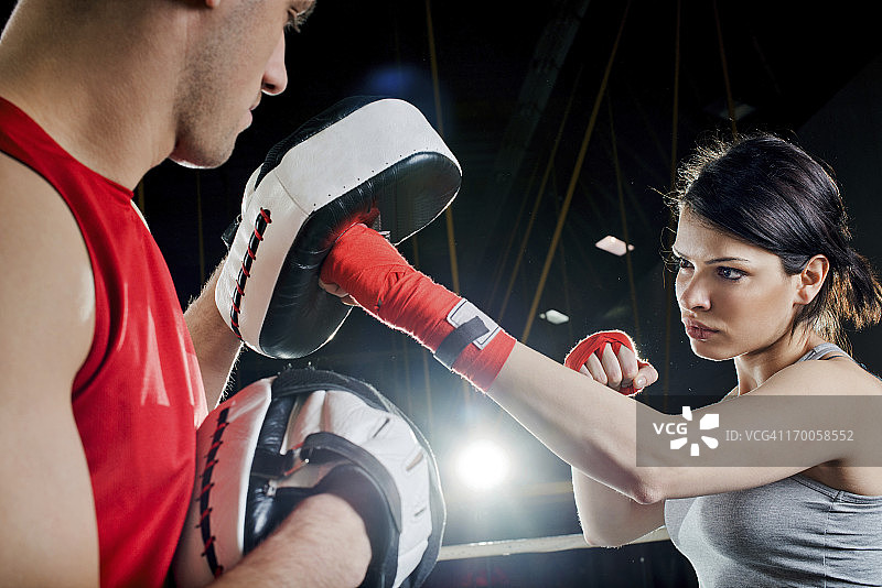 女人在练习拳击图片素材