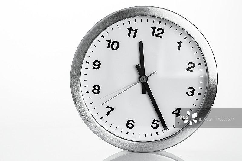 白色背景上的厨房时钟图片素材