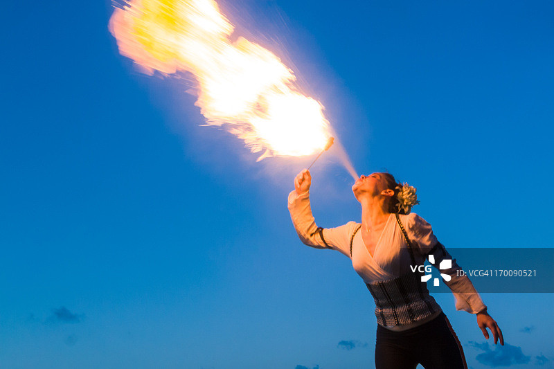 吞火表演者图片素材