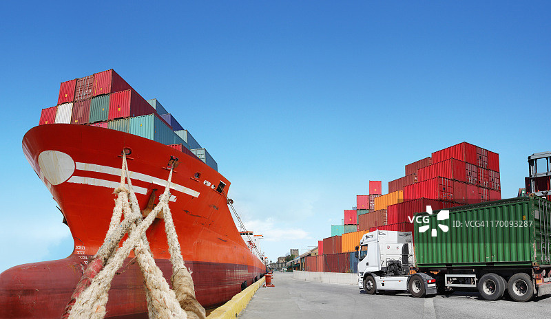 货船和载货集装箱卡车图片素材