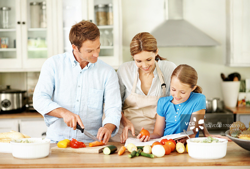 和父母一起学做饭图片素材