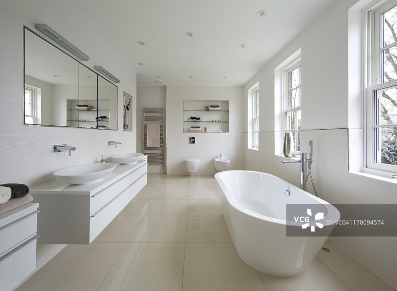 明亮的豪华浴室图片素材