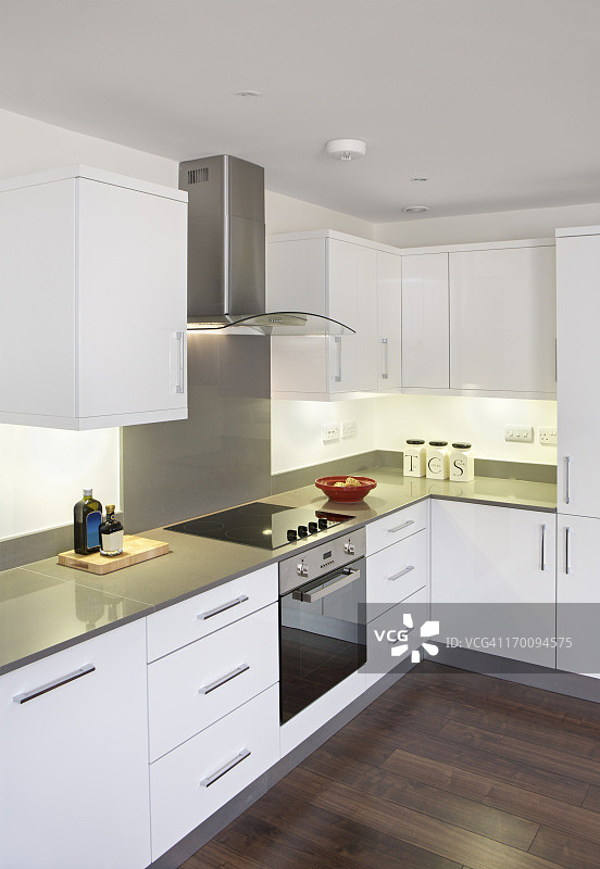 白色木地板厨房图片素材