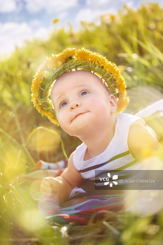 躺在田野里的女婴图片素材