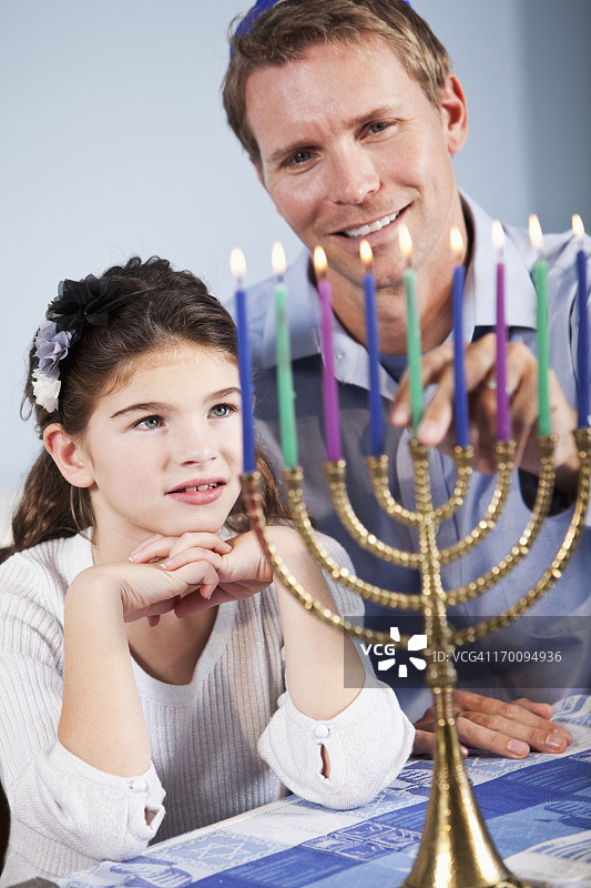 父女庆祝光明节图片素材