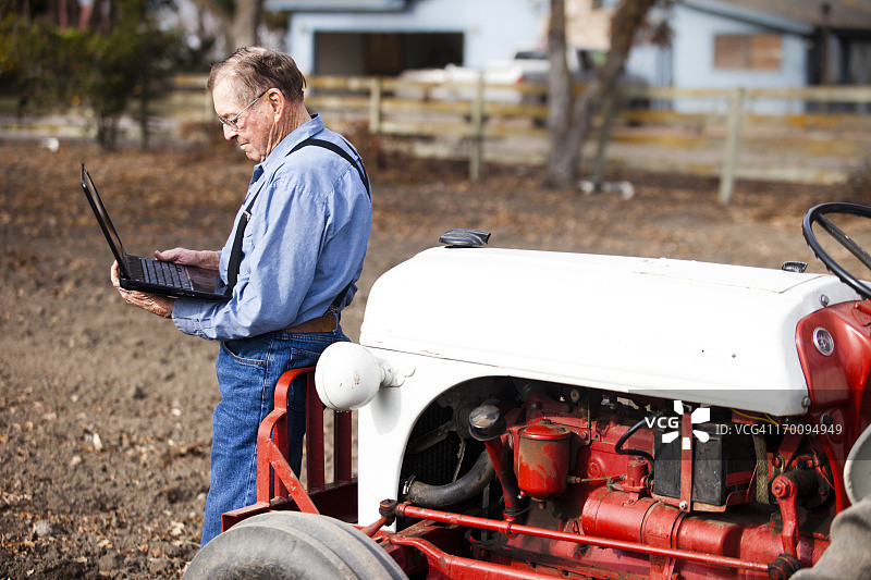 农民使用笔记本电脑图片素材