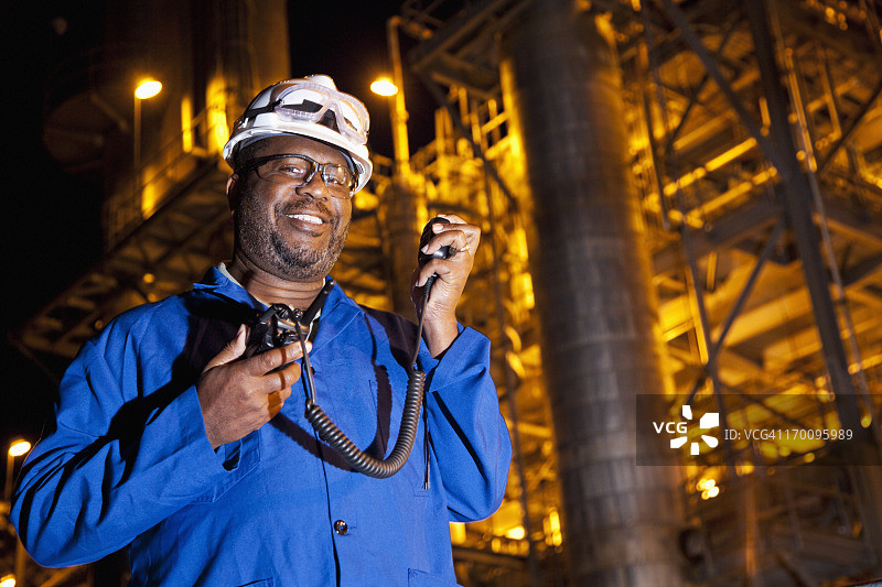 夜晚的化工厂工程师图片素材