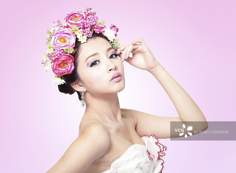 拥有专业化妆的美丽新娘面容图片素材
