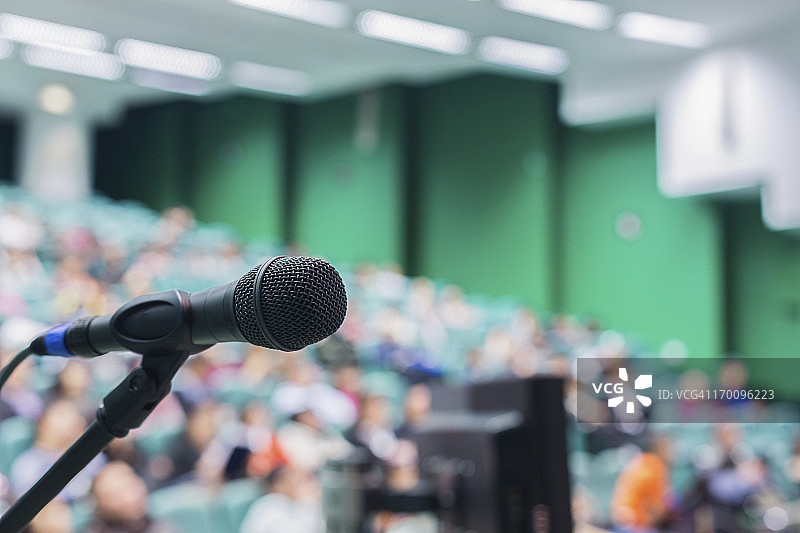 人们面前的麦克风图片素材