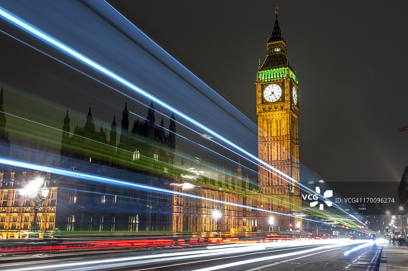 英格兰伦敦大本钟的夜间交通图片素材