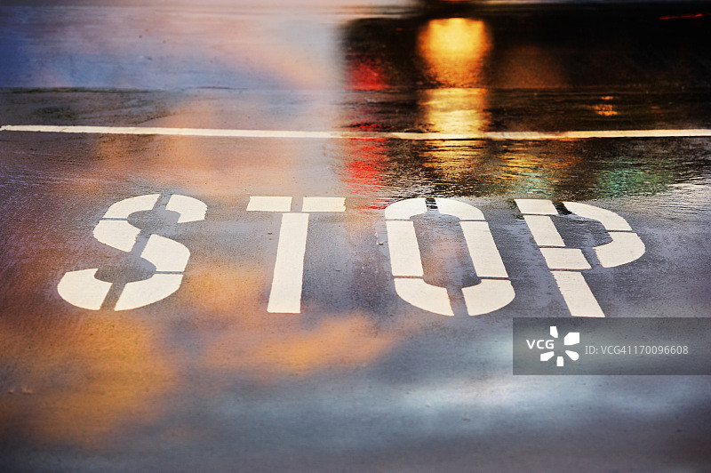 路口，大雨中运动模糊的汽车图片素材