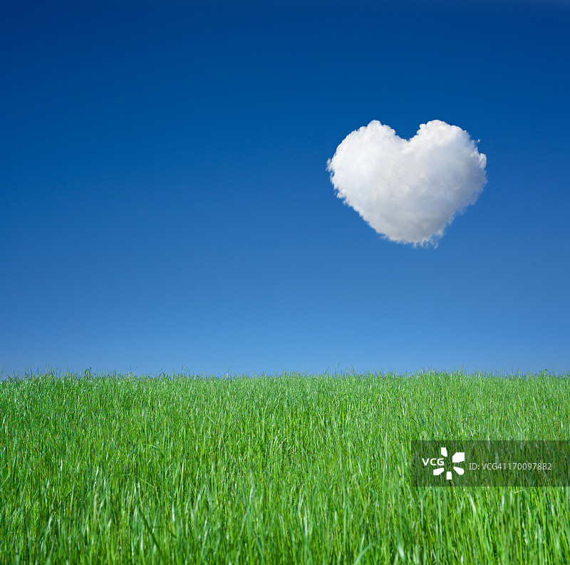 绿色草地与云朵之心图片素材