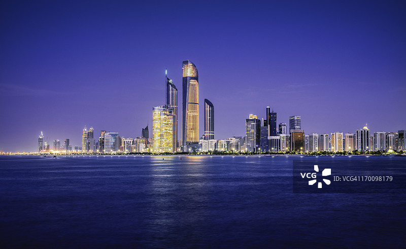 阿布扎比夜间城市天际线图片素材