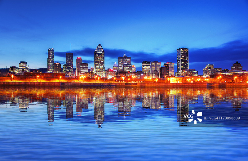 日落时分美丽的蒙特利尔城市风光图片素材