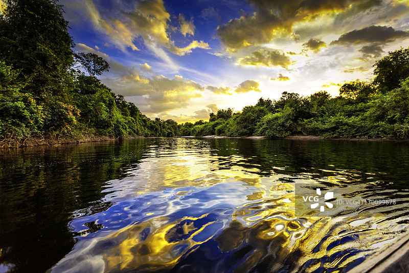 委内瑞拉亚马逊州河流上的壮丽景色图片素材