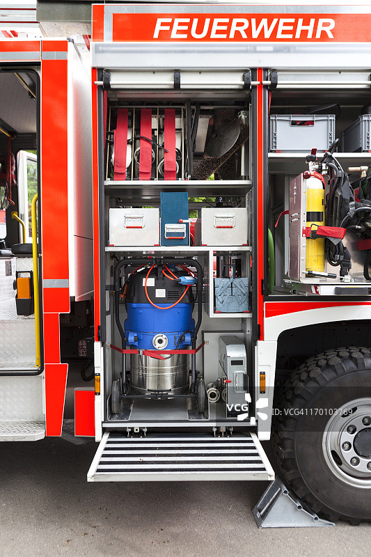 德国消防车出动 - 消防员装备图片素材