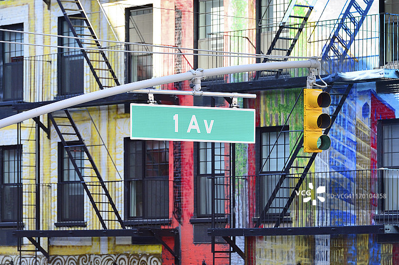 第一大道标志和交通灯图片素材