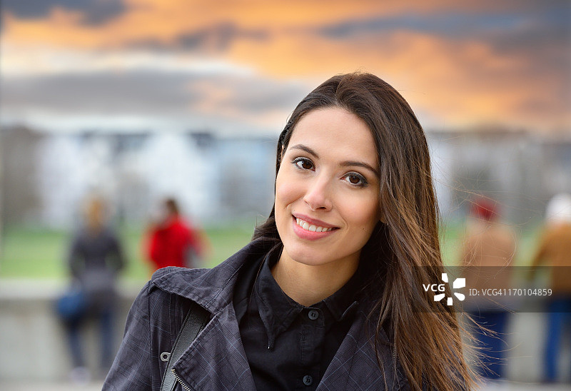 对着镜头微笑的女人图片素材