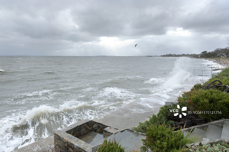 飓风桑迪过后，海浪拍打海岸线图片素材
