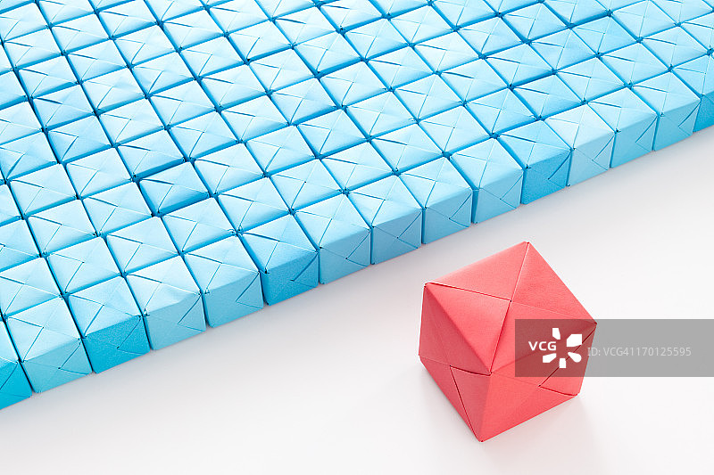 蓝色方块前的红色大方块图片素材