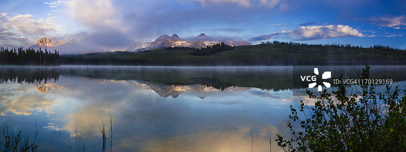 锯齿山日出图片素材