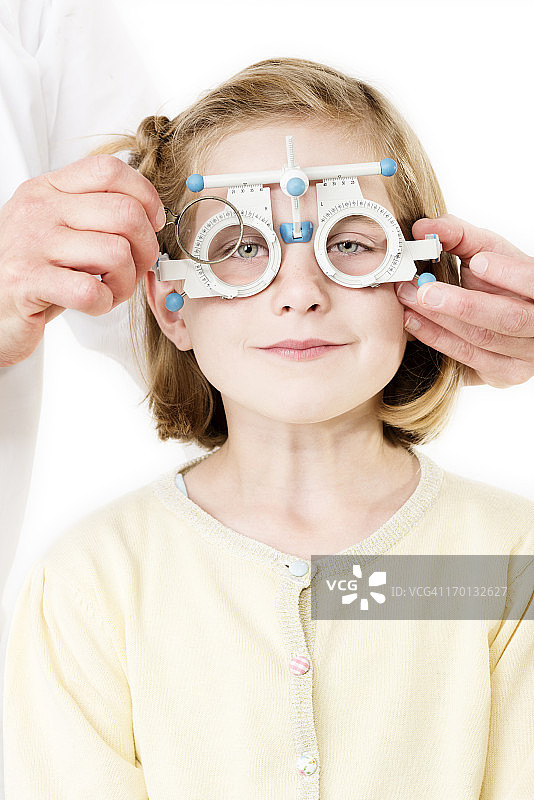 在白色背景下检查视力的年轻女孩图片素材