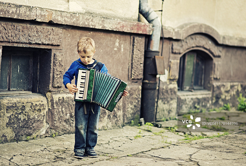 演奏手风琴的小男孩图片素材