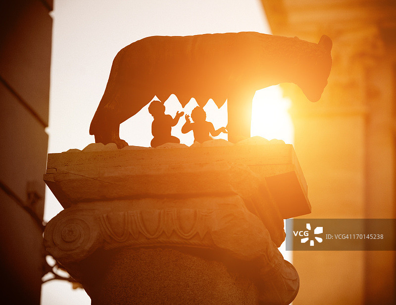 罗马日落时的狼图腾图片素材