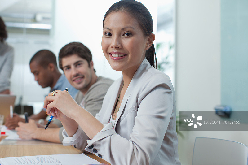 会议中的微笑男商人图片素材