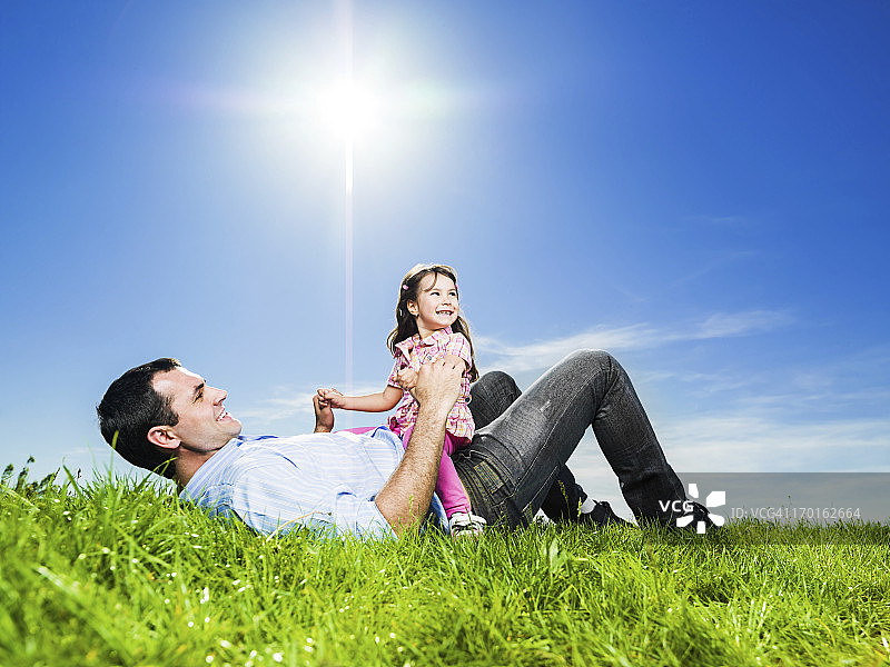 父亲在公园里和女儿玩耍图片素材