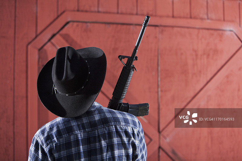 男人持步枪图片素材