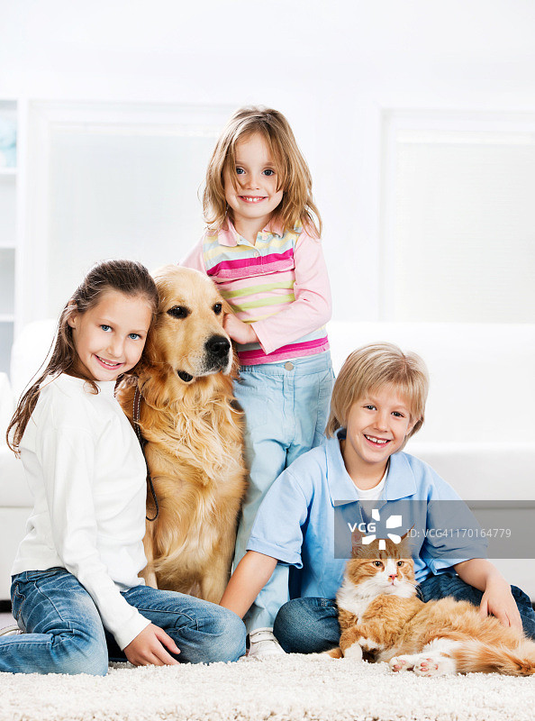 和动物一起在家的孩子们图片素材