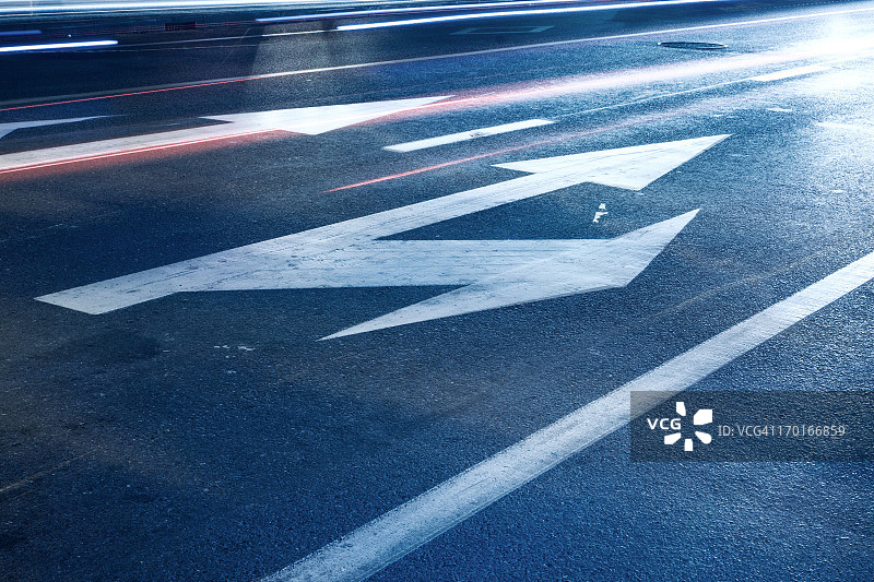 沥青路面上的箭头标志图片素材