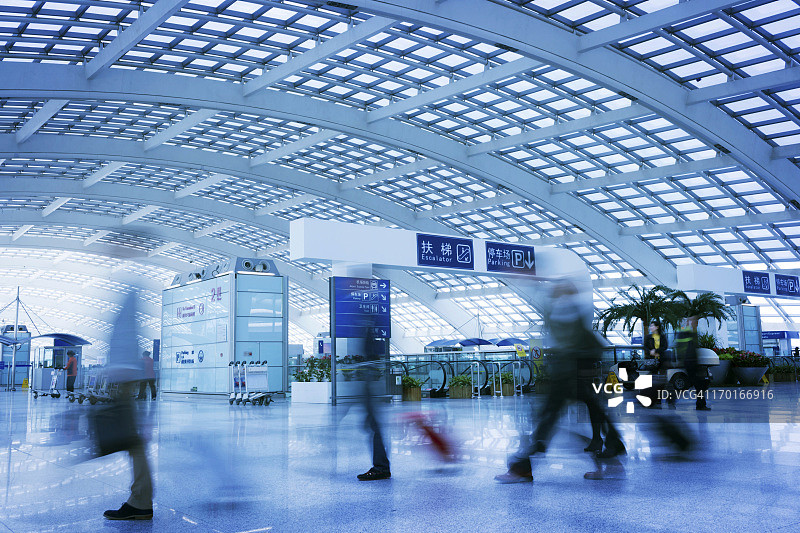 在机场大厅行走的人们图片素材