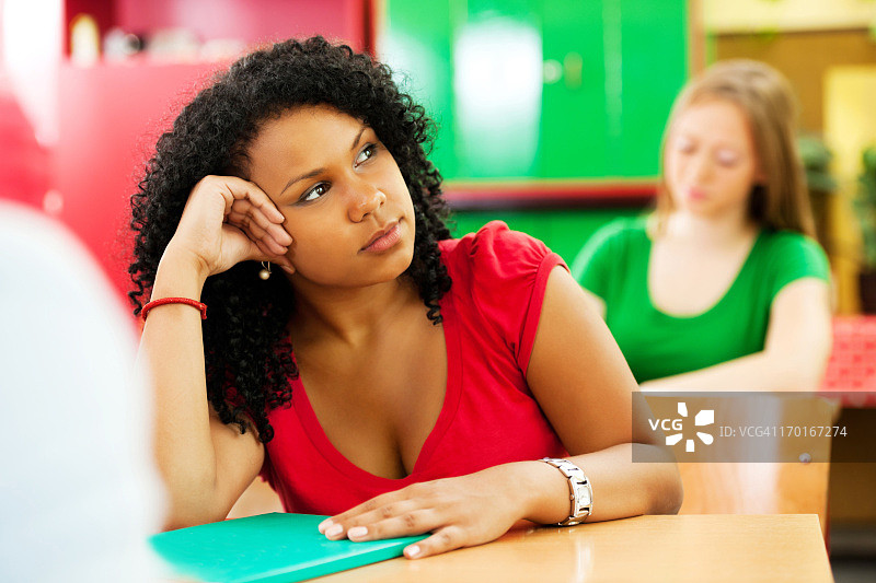 沉思的非洲裔女学生图片素材