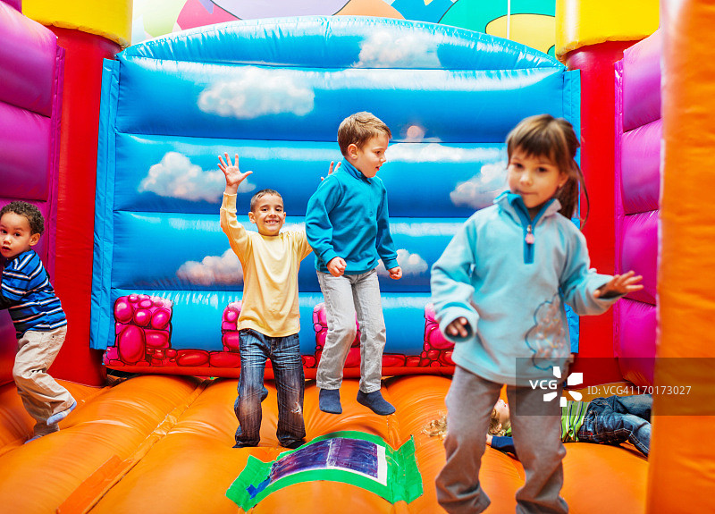 孩子们在充气城堡里玩耍图片素材