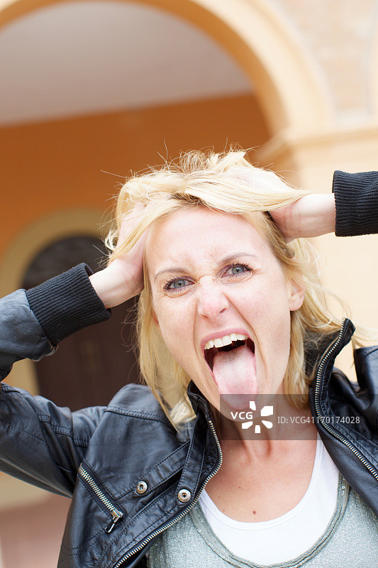 吐舌头的漂亮金发女人图片素材