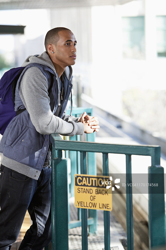 火车站的年轻男人图片素材